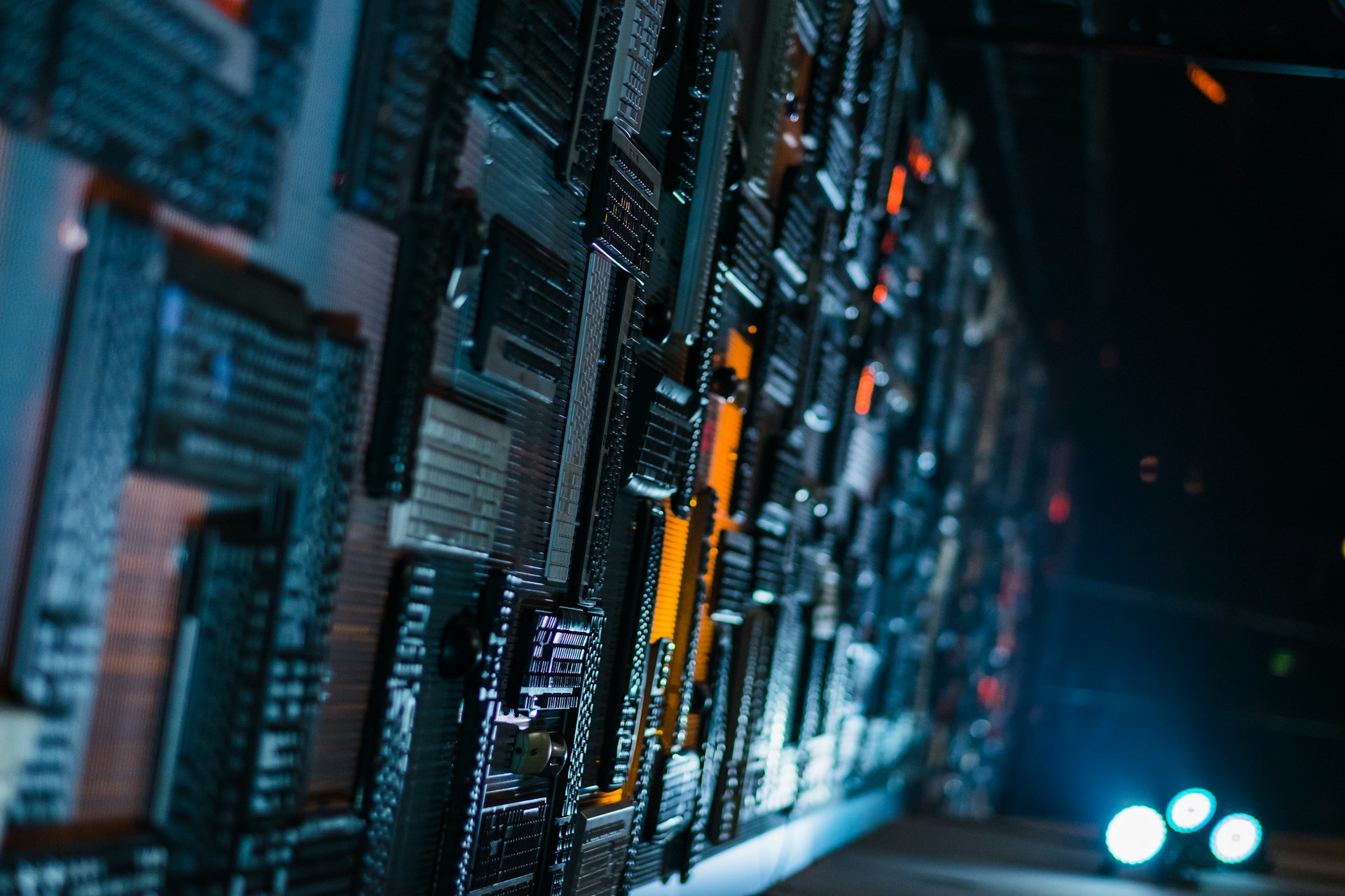 Abstrakte Darstellung einer Wand aus technologischen Komponenten