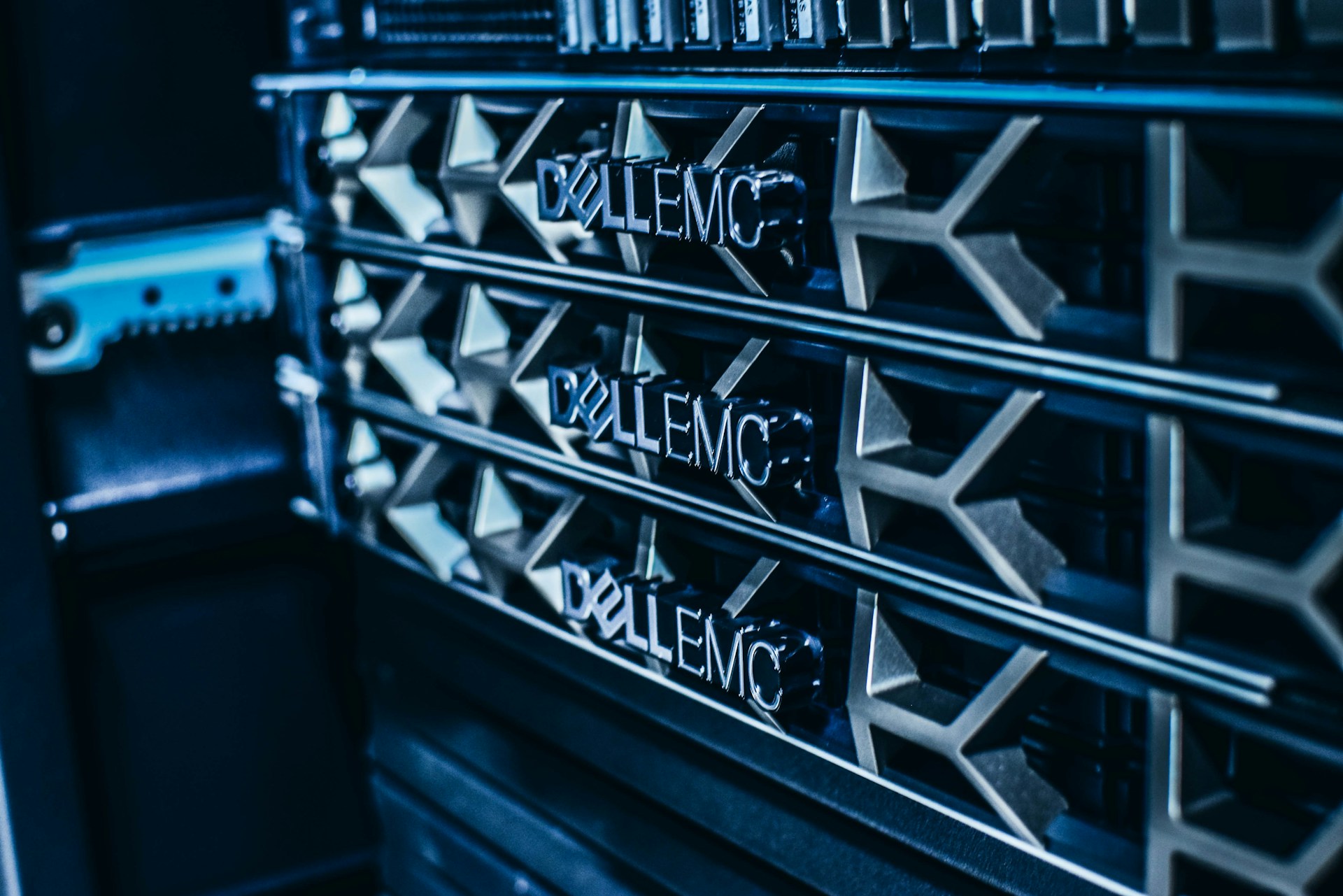 Stapel von Dell EMC Servern in einem Rack
