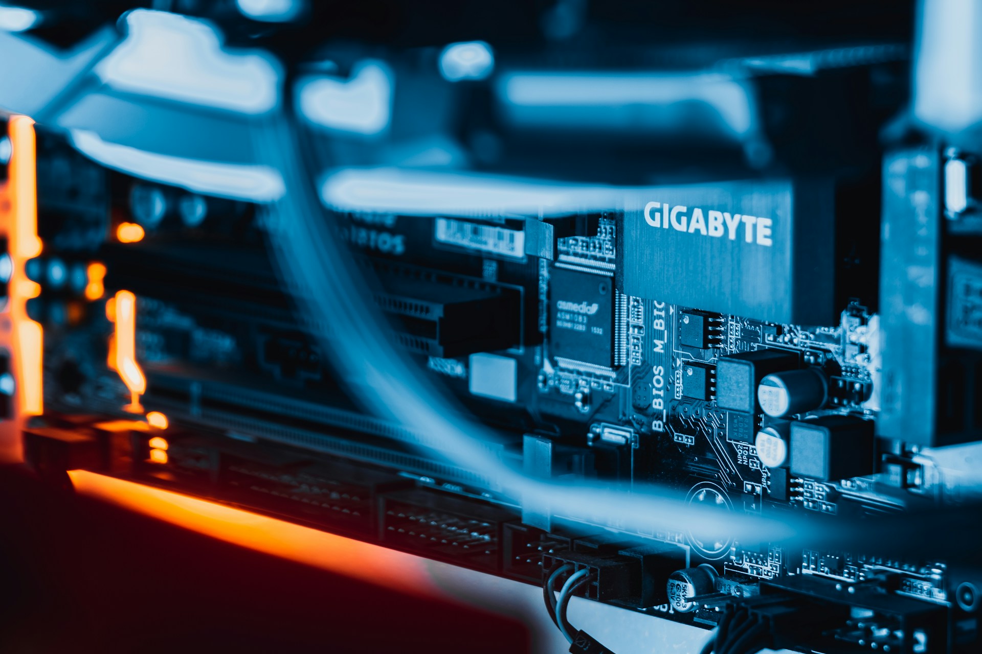 Nahaufnahme einer leistungsstarken Workstation-Hauptplatine mit Beleuchtung
